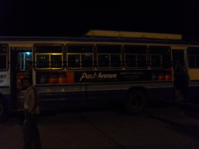 indischer Bus mit Werbung